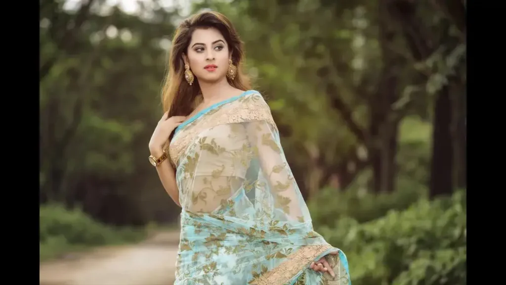Saree Photo Pose for the Outdoors